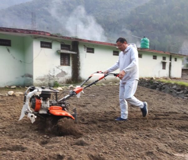 CM Dhami plowed the fields with power weeder